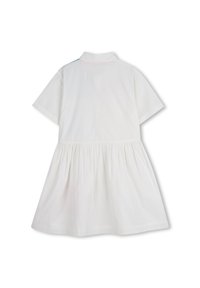 Λευκό βαμβακερό φόρεμα με κοντά μανίκια, γιακά και φούστα με πιέτες, με διακριτικές χρωματικές λεπτομέρειες στους ώμους.