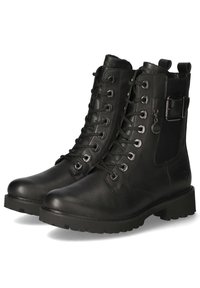Botas de piel negras hasta el tobillo con cordones en la parte delantera, detalles de hardware plateado, paneles laterales y suela gruesa. Presenta un detalle de hebilla ajustable.