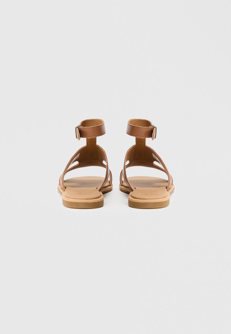 Bruine leren sandalen met enkelband, uitgesneden ontwerp, platte zool en beige inlegzool. Eenvoudige en minimalistische stijl.