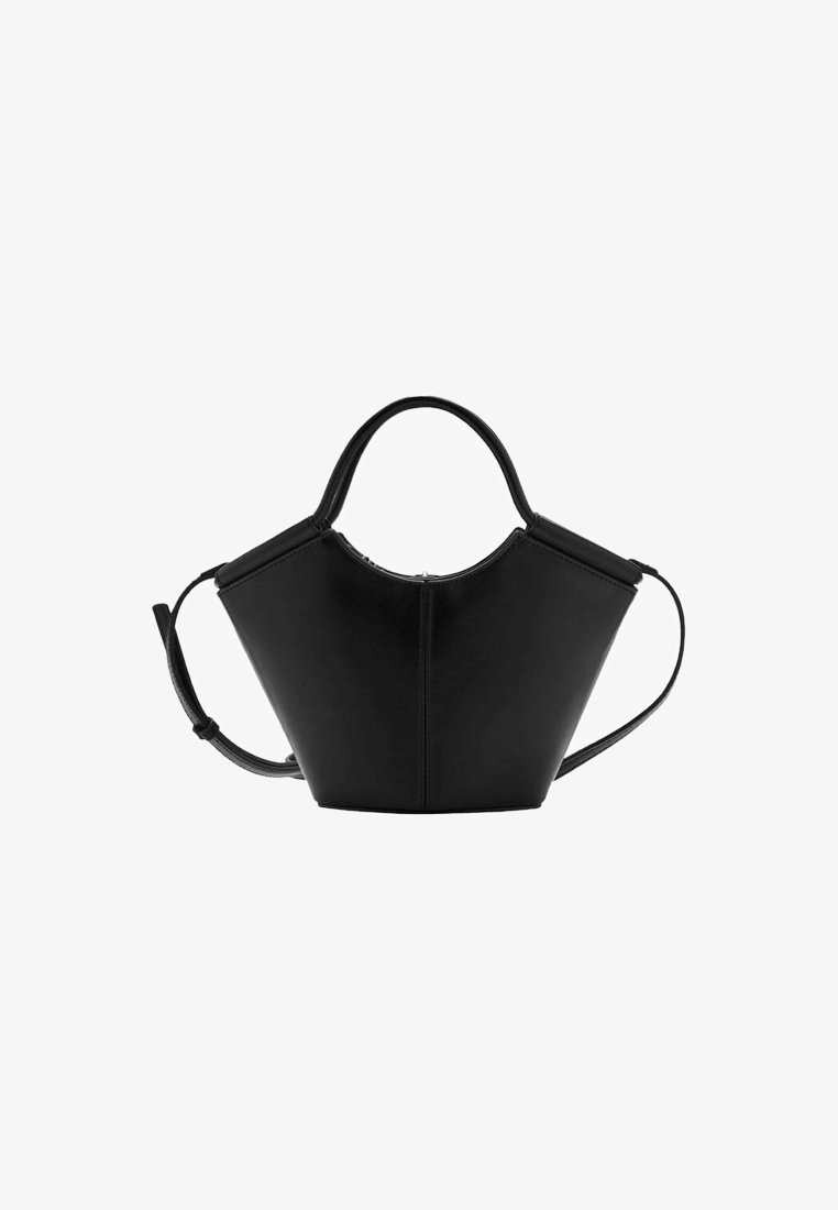 Sac à main en cuir noir avec un design géométrique et anguleux. Doté de poignées supérieures robustes et d'une bandoulière amovible. Texture lisse.