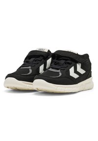 Zapatillas deportivas negras con un diseño de malla, tira de Velcro y acentos blancos. Presentan un cuello acolchado y una suela de goma texturizada.