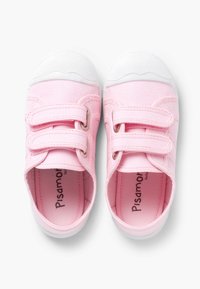 Rosa Leinenschuhe mit weißen Gummisohlen und doppelten Klettverschlüssen. Das Innere weist ein Logo auf und das Material hat eine strukturierte Oberfläche.