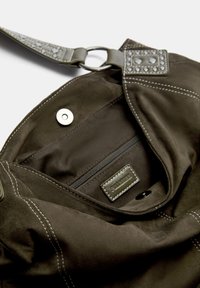 Borsa in suede verde scuro con tracolla testurizzata, hardware argentato, chiusura a scatto, tasca interna con zip e etichetta brandizzata all'interno.
