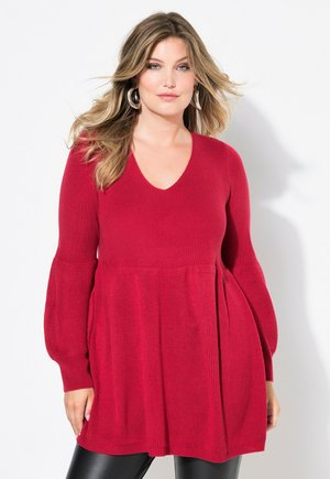 Roter Strickpullover mit tiefem V-Ausschnitt, langen Ärmeln mit gerafften Details und einem ausgestellten Körper, der bis zur Hüfte reicht.