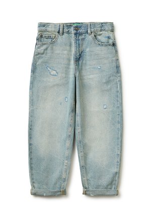 Jeans in denim azzurro chiaro effetto usurato con risvolti, tasche anteriori e segni di usura visibili su cosce e ginocchia.