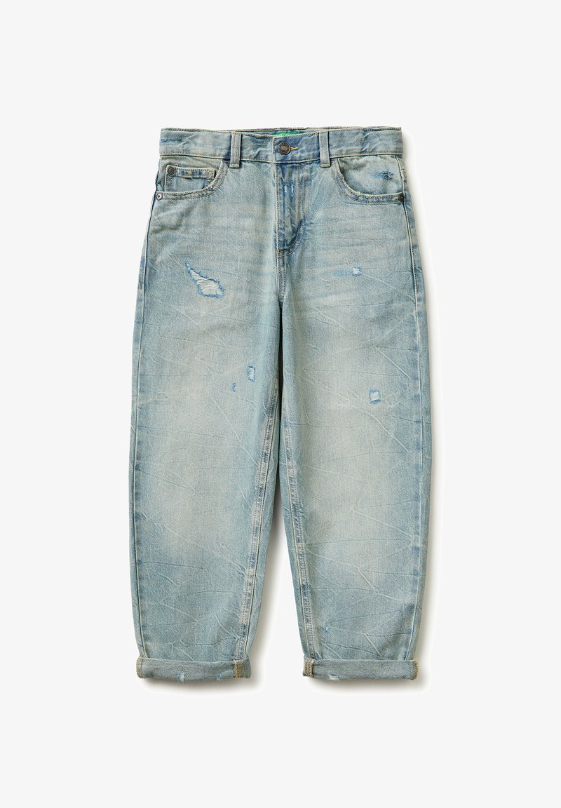 Světle modré džíny z opotřebovaného denimu s ohrnutými lemy, předními kapsami a viditelnými známkami opotřebení na stehnech a kolenou.