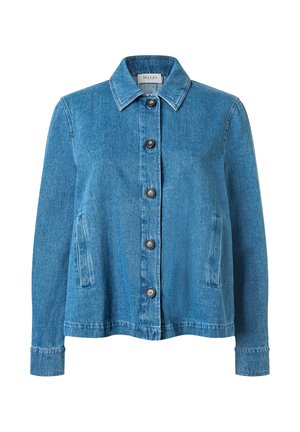 Blaue Jeansjacke mit spitzem Kragen, fünf Knöpfen vorne, langen Ärmeln und zwei vertikalen Seitentaschen.