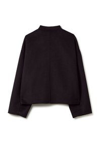 Veste noire courte avec un col haut, des manches longues et un tissu lisse et texturé. Présente une couture centrale dans le dos.