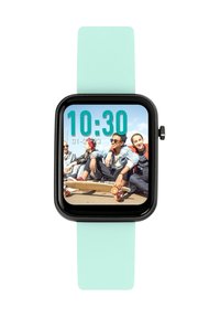 Smartwatch met een zwart vierkant scherm en een aqua silicone band. Het scherm toont de tijd (10:30) en een groep mensen nabij een skateboard.