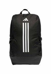 Czarny plecak z teksturowanym wykończeniem, z dużym białym logo Adidas i trzema pionowymi paskami. Zawiera regulowane boczne paski.