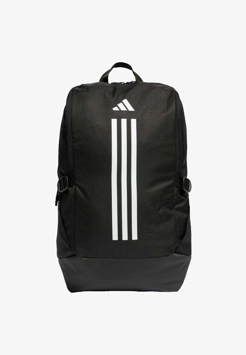 Czarny plecak z teksturowanym wykończeniem, z dużym białym logo Adidas i trzema pionowymi paskami. Zawiera regulowane boczne paski.