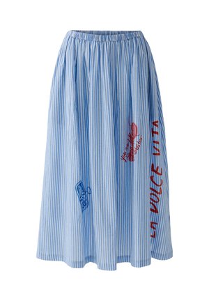 Blauw-witte rok met verticale strepen en elastische tailleband, rode kreeftgrafiek en rode en blauwe tekstdetails.