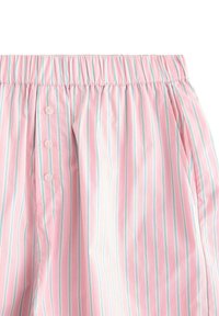 Lyserøde stribede stofshorts med snoreliv, knaplukning og sidelommer. Striberne skifter mellem lyseblå og hvid.