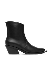 Botines negros de cuero con punta afilada, tacón bajo inclinado y textura lisa. Presentan un diseño limpio y minimalista.