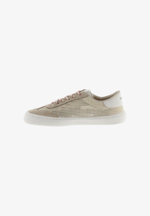 Sneaker beige chiaro con suola bianca, pannelli laterali in rete, punta in camoscio, linguetta del tallone bianca e lacci bianchi con accenti rossi, mostrata di profilo.