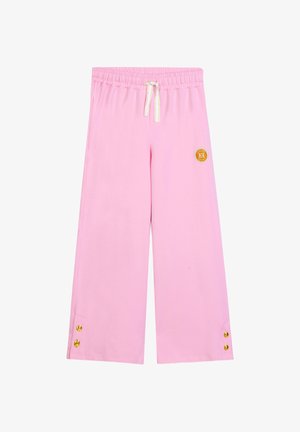 Pantaloni rosa chiaro a gamba larga con vita elastica e coulisse, dettagli con bottoni dorati sull'orlo e piccolo logo tondo arancione sulla coscia.