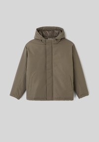 Veste à capuche vert olive avec une fermeture éclair à l'avant, de grandes poches latérales et un extérieur lisse et texturé. Design simple et contemporain.