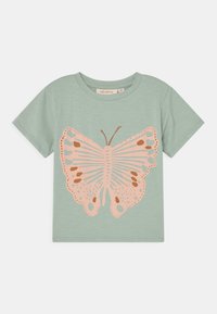 Jasnozielona koszula z krótkim rękawem, z dużą grafik�ą różowo-brązowego motyla umieszczoną na środku przodu.