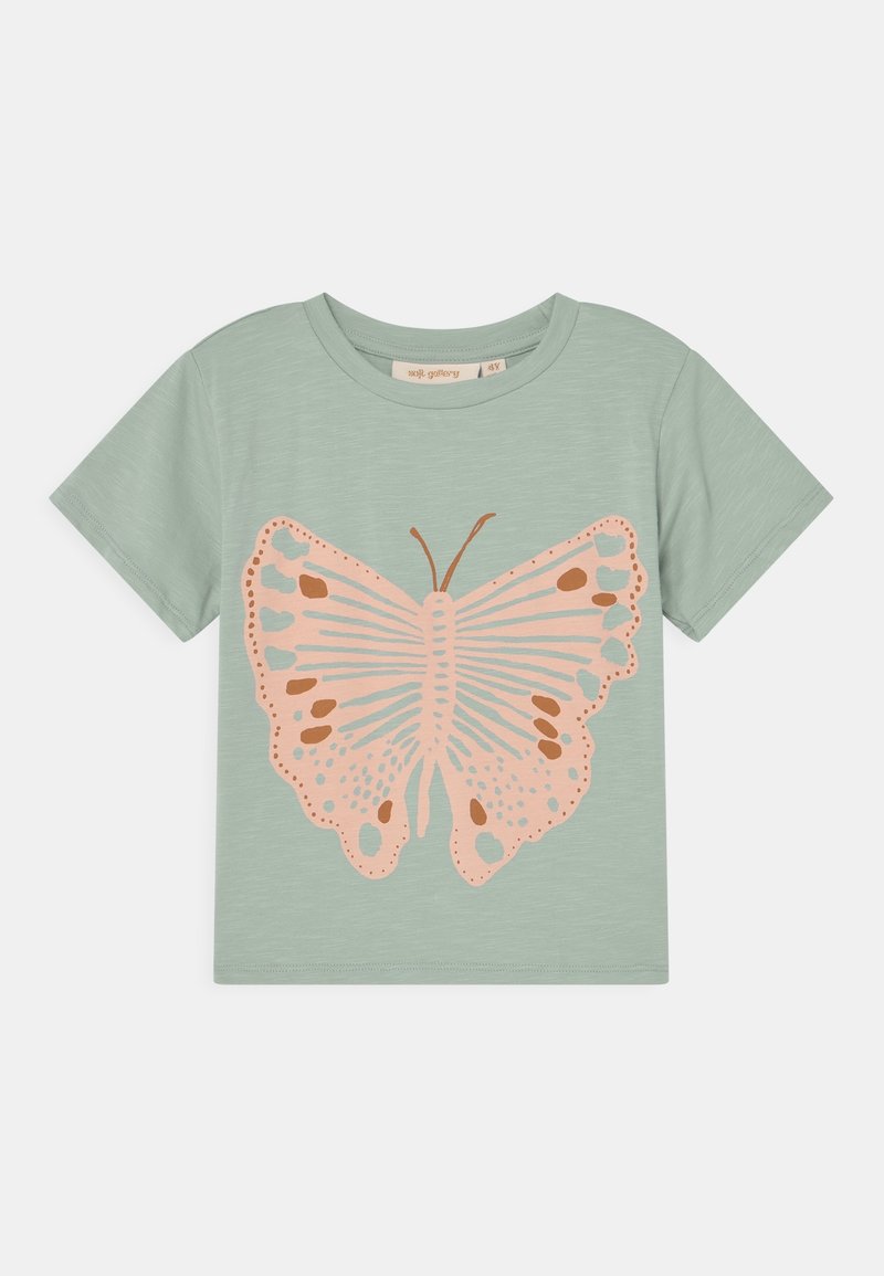 Hellgrünes Kurzarmhemd mit großem rosa und braunem Schmetterlingsgrafik, die in der Mitte auf der Vorderseite platziert ist.