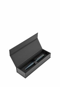 Stylo à bille bleu avec prise texturée et clip en argent placé dans une élégante boîte de présentation noire. La boîte est dotée d'une fermeture magnétique.