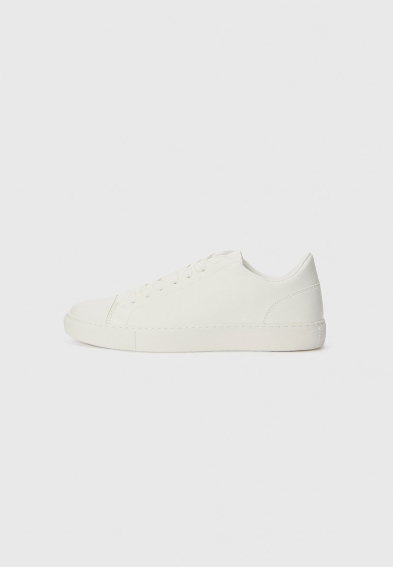 Hvite sneakers med en glatt læroverdel, rund tå, flat gummisåle og seks snøresystemhull. Enkelt design med minimal detaljering.