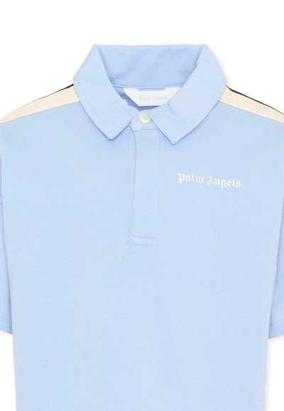 Polo bleu clair avec bouton blanc, texte blanc "Palm Angels" sur la poitrine, et rayures crème et noires sur les épaules.
