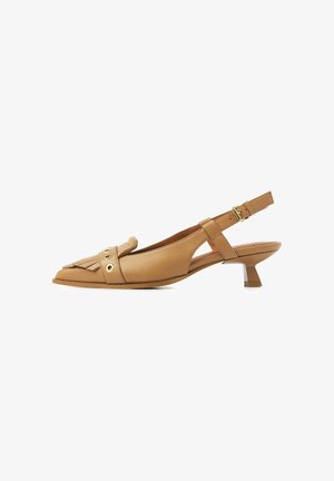 Hellbrauner Slingback-Kitten-Heel aus Leder mit Fransen und goldenen Ösenakzenten vor weißem Hintergrund.