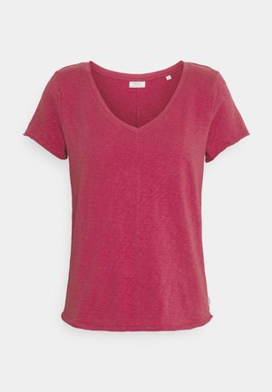Czerwony t-shirt z krótkim rękawem i dekoltem w serek, o lekko melanżowej fakturze, przedstawiony na jednolitym jasnym tle.