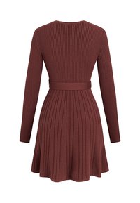 Šaty v rezavé barvě s ribbovaným vzorem, dlouhými rukávy, těsným pasem a rozšířenou sukní. Hladká textura s páskem v pase.