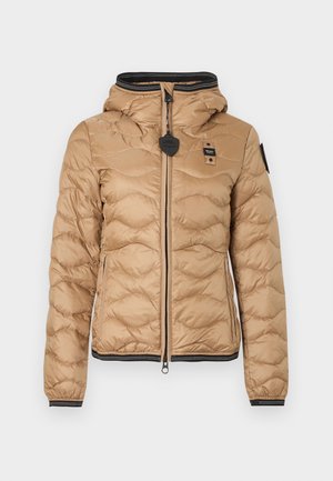 Svetlo rjava prešita jakna z kapuco, z zadrgo spredaj, z rebrastimi manšetami in spodnjim robom ter črnimi logotipnimi značkami na prsih in rokavu.