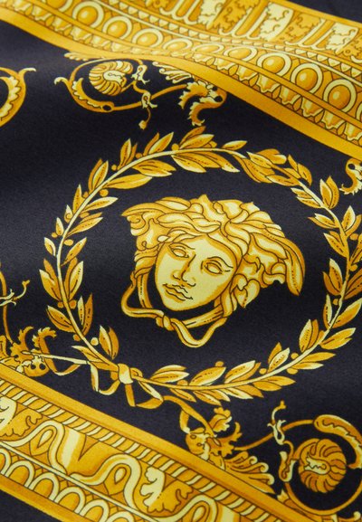 Silk skjerf med svart bakgrunn og intrikate gullmønstre, inkludert en medusa-motiff, blomsterkranser og utsmykkede kanter.