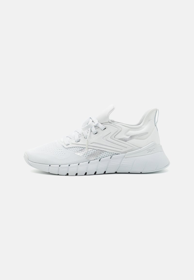 Adidași albi sport cu un superior din plasă texturată, guler căptușit și o talpă groasă, canelată. Prezintă accente tonale și închidere cu șireturi.