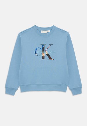 Svijetloplava dukserica dugih rukava s rebrastim manžetama i rubom, na prednjoj strani s velikim logom "CK" i "Calvin Klein" u višebojnom uzorku.