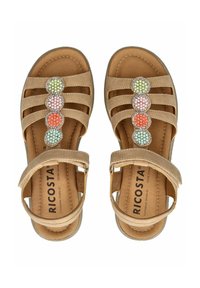 Hnědé kožené sandály s barevnými korálky přes přední část, s několika popruhy a nastavitelným páskem kolem kotníku.