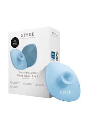 Brosse faciale en silicone bleue GESKE 4-en-1 avec support ventouse à côté de son emballage blanc affichant les logos des récompenses et les caractéristiques du produit.