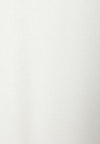 Tessuto di cotone bianco con una consistenza liscia e un sottile motivo a righe, che mostra un colore uniforme senza alcun motivo o accentuazione visibile.