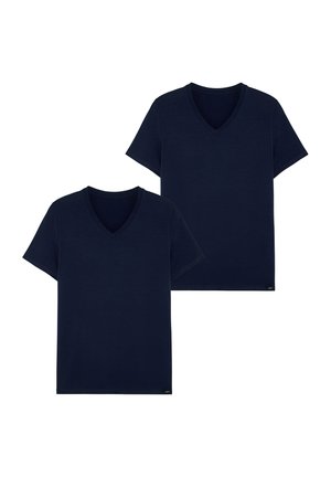 Dwa granatowe t-shirty z dekoltem w serek, wykonane z miękkiego materiału, z krótkimi rękawami i klasycznym krojem. Bez wyraźnych wzorów czy zdobień.