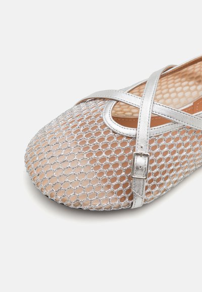 Bailarina de malla plateada con una correa cruzada, con punta redonda y un patrón hexagonal. Interior forrado suave y detalle discreto de hebilla.