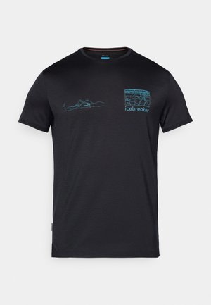 Svart t-skjorte med korte ermer laget av lett materiale, med grafikk av turkise fjell og logo på brystet.