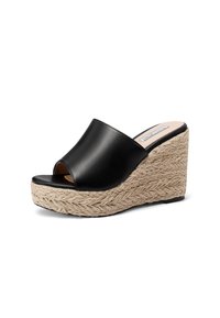 Sandali con zeppa in pelle nera, con punta aperta e tacco in corda intrecciata, caratterizzati da una superficie liscia e un design curvo.