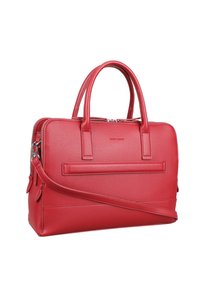 Mallette en cuir rouge avec une texture grainée, double poignées supérieures, bandoulière amovible et fermeture éclair, avec une poche extérieure.