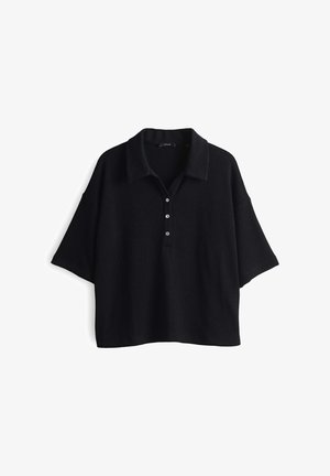 Polo shirt nero oversize realizzato in un tessuto morbido con colletto e patta con tre bottoni; maniche corte e larghe.