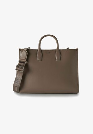 Sac à main en cuir marron avec deux poignées, une bandoulière réglable et un détail logo. Présente une forme rectangulaire et une texture lisse.