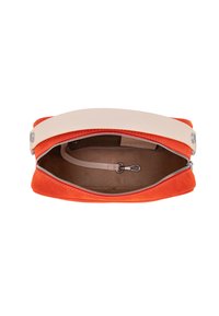 Oranje suède tas met een crèmekleurige leren riem, voorzien van een ritssluiting en een glad interieur. Inclusief een kleine binnenaanhechting.
