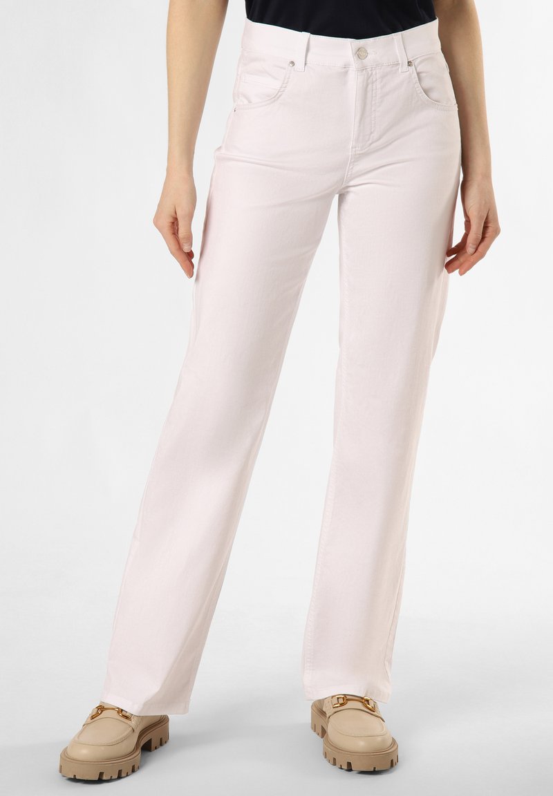 Jeans ampi rosa chiaro con tasche laterali, chiusura a bottone e tessuto di cotone morbido; abbinati a scarpe chunky beige.