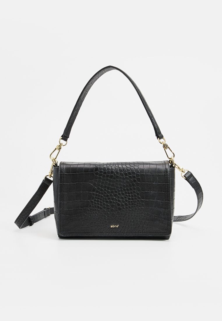 Borsa a mano in pelle nera con texture a coccodrillo, accessori in tonalità oro, manico superiore e tracolla rimovibile. Forma rettangolare.
