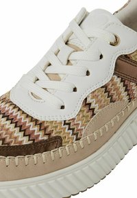 Sneaker con upper intrecciato multicolore in tonalità di rosa, beige e marrone, dettagli in pelle bianca, lacci piatti e suola testurizzata.