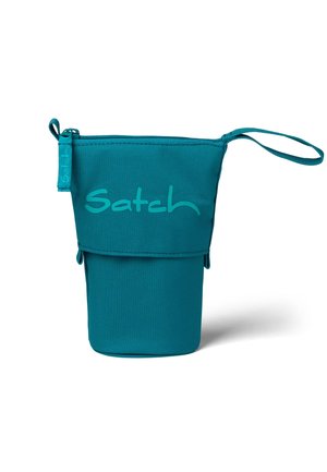 Etui van turquoise stof met een ritssluiting bovenaan, een polsbandje en het "Satch"-logo aan de voorkant gedrukt in bijpassende turquoise kleur.