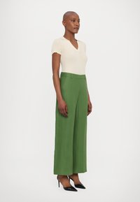Weekend Max Mara MALIZIA - Auduma bikses - green