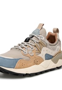 Sneaker multifunzione in beige, marrone e blu. Presenta scamosciato testurizzato, dettagli in rete e un'etichetta con logo nera. Suola in gomma con grip.